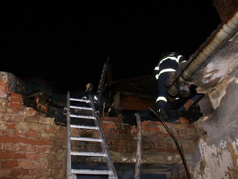 Při požáru opuštěného zemědělského objektu v centru Kojetína utrpěli popáleniny dva bezdomovci