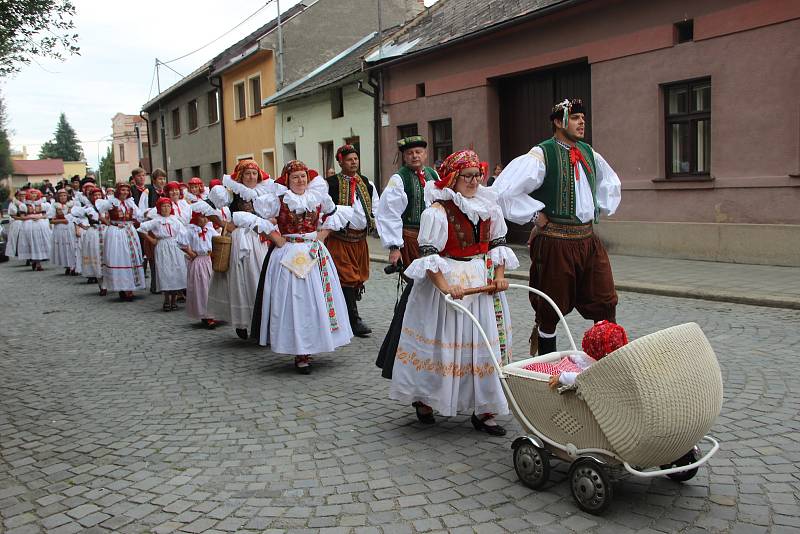 Velkolepý průvod krojovaných Hanáků městem a Ječmínkova jízda králů - takový byl vrchol Kojetínských hodů, které trvaly tři dny. Průvod si nenechaly ujít stovky místních lidí.