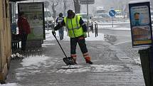 Traktory s radlicemi na zasněžených tazích a pracovníci technických služeb, kteří odhrnovali lopatami frekventované přechody ve městě a autobusové zastávky – taková byla v pátek ráno situace v Přerově, kde se lidé mohli konečně radovat ze sněhové nadílky.