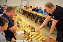 Simultánka s šachovým velmistrem Robertem Cvekem v Prosenicích.