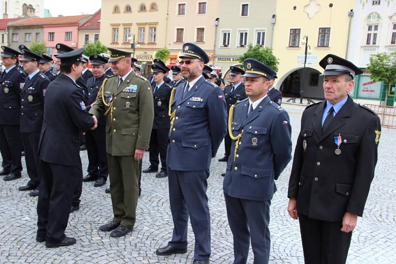 Akce Bezpečné město v Lipníku spolu s oceňováním policistů za věrnost a dobrou práci