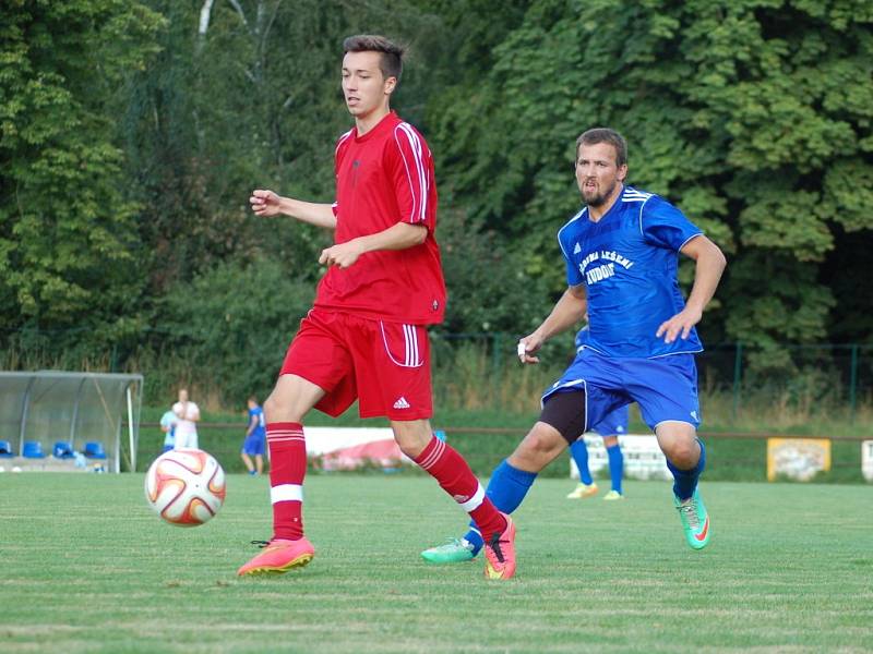 Fotbalisté Slavoje Kojetín (v červeném) v přípravě proti Fryštáku