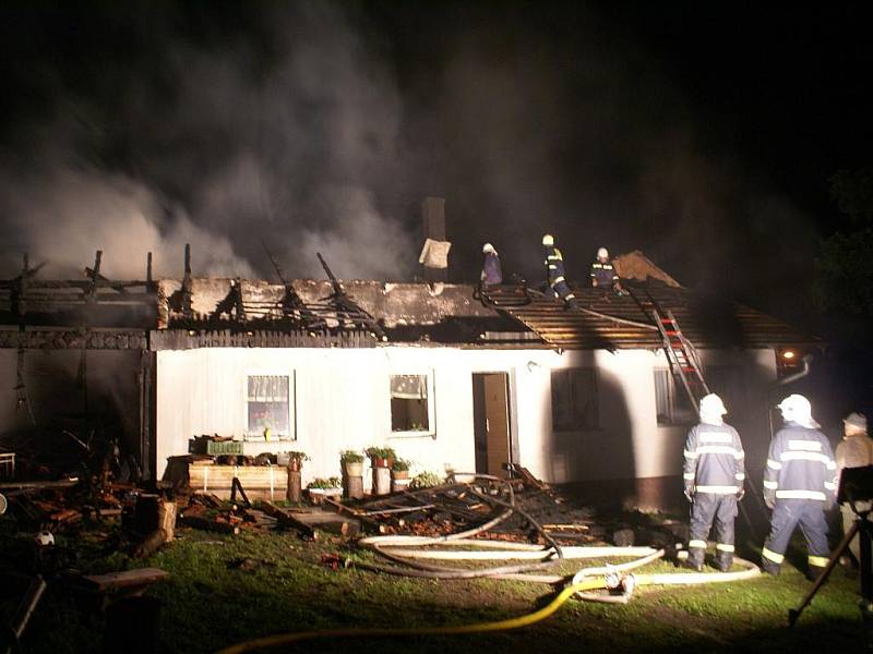 Požár rodinného domu v Lipné u Potštátu likvidovalo v noci na sobotu osm hasičských jednotek