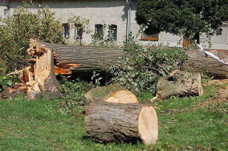 Následky prudké bouře v Oplocanech