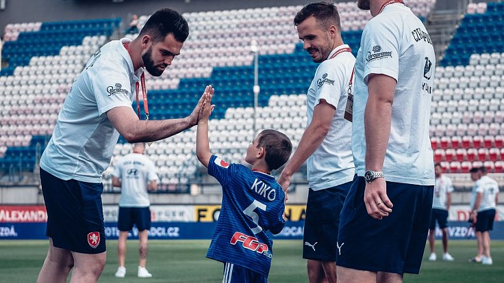 Malému Kryštofovi, který se stal hrdinou loňské fotbalové benefice v Kozlovicích, se splnil sen - mohl se podívat do zákulisí kvalifikačního utkání české reprezentace.