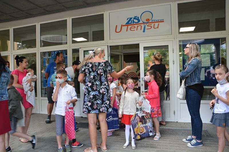 Ani letos nevynechali na Základní škole U Tenisu v Přerově letitou tradici. Špalírem žáků na chodbách procházeli za bouřlivého aplausu deváťáci, kteří školu v letošním roce opouštějí.