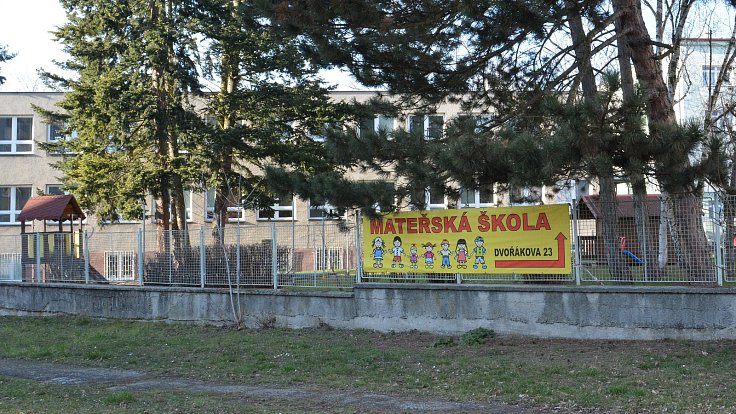 Mateřská škola ve Dvořákově ulici v Přerově se stala místem, kde policista při neopatrné manipulaci se zbraní během besedy nečekaně vystřelil. Nikomu se naštěstí nic nestalo.