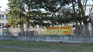 Mateřská škola ve Dvořákově ulici v Přerově se stala místem, kde policista při neopatrné manipulaci se zbraní během besedy nečekaně vystřelil. Nikomu se naštěstí nic nestalo