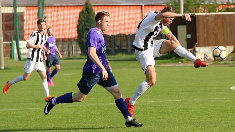 Fotbalisté Želatovic (v pruhovaném) doma proti Velkým Losinám.