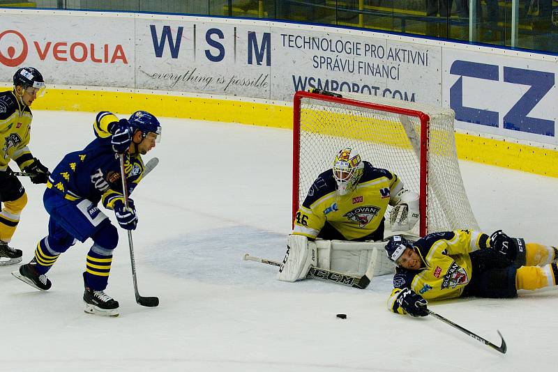 Hokejisté Přerova (v modrém) proti Ústí nad Labem (7:4).