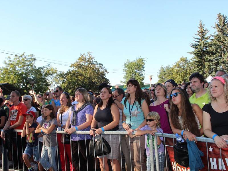 Skupina Chinaski si koncert na výstavišti v Přerově užívala. Její vystoupení přilákalo davy lidí.