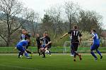 Fotbalisté Kozlovic (v černém) zvítězili 1:0 nad domácím SK Hranice.