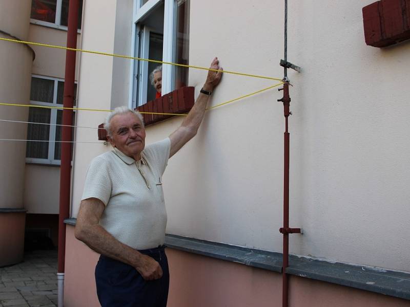 Devětasedmdesá­tiletý Josef Kubíček z nábřeží Edvarda Beneše, který byl vyplavený v roce 1997, ukazuje, kam až tehdy sahala voda.