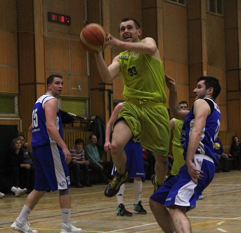 Basketbalisté Lipníku nad Bečvou (ve žlutém) proti BK Hladnov.