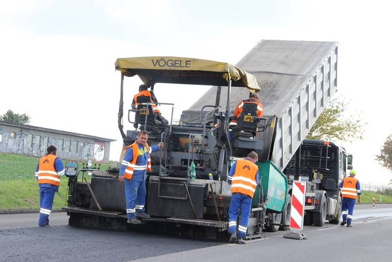 Kvůli opravě komunikace, kterou provádí Ředitelství silnic a dálnic, se na kokorském kopci v pátek ráno tvořily dlouhé kolony.