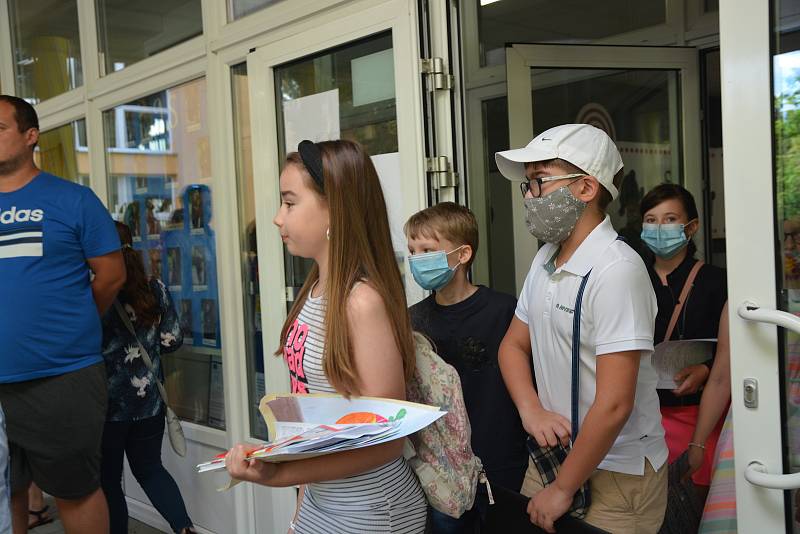 Ani letos nevynechali na Základní škole U Tenisu v Přerově letitou tradici. Špalírem žáků na chodbách procházeli za bouřlivého aplausu deváťáci, kteří školu v letošním roce opouštějí.