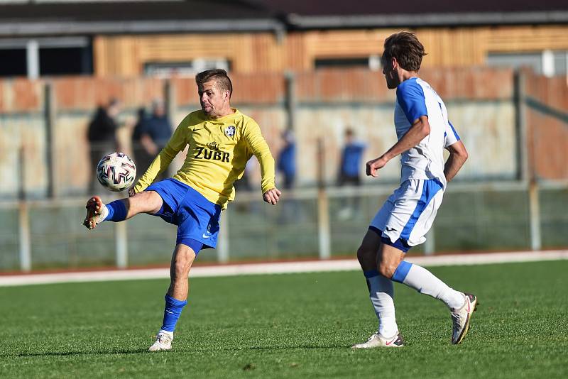 Divizní derby mezi fotbalisty Přerova (v bílém) a Kozlovicemi.