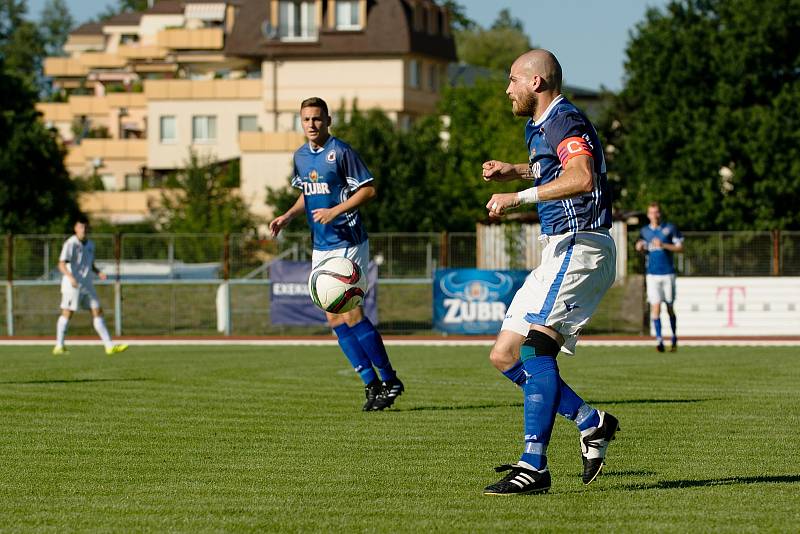 Fotbalisté Přerova (v modrém) proti rezervě 1. HFK Olomouc.
