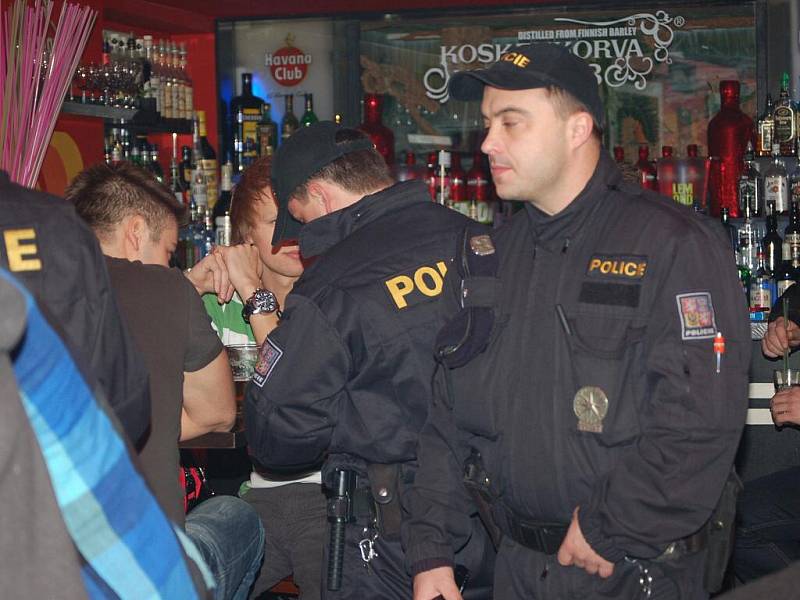 Policisté podnikli v sobotu v noci rozsáhlou razii v restauracích a hernách v Přerově a jeho okolí. Do akce se zapojila i celní správa, živnostenský úřad a strážníci.