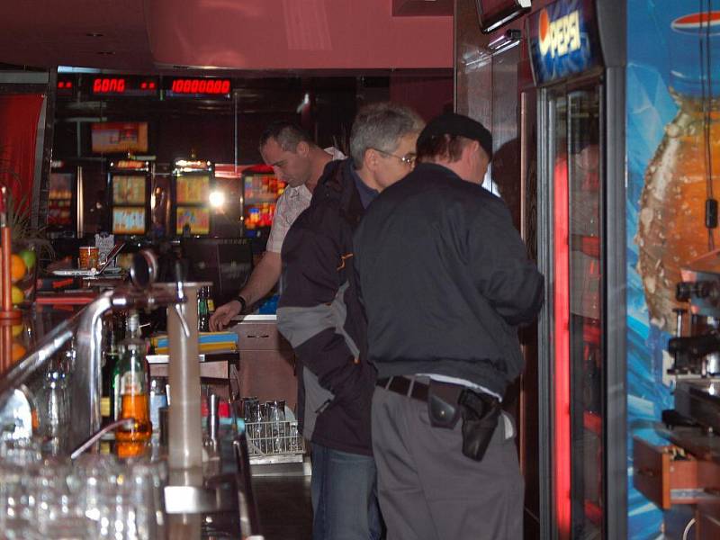 Policisté podnikli v sobotu v noci rozsáhlou razii v restauracích a hernách v Přerově a jeho okolí. Do akce se zapojila i celní správa, živnostenský úřad a strážníci.