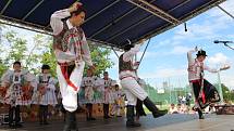 Na tradičních Záhorských slavnostech, které se konaly v sobotu odpoledne v areálu Střediska volného času v Lipníku nad Bečvou, se vystřídalo několik folklorních souborů.