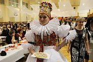 Sobotní večer v Tovačově patřil krojovaným – výroční 20. hanácké bál uspořádal ve sportovní hale taneční soubor Hatě. 