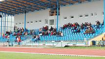 Fotbalisté Kozlovic (v černém) zvítězili 1:0 nad domácím SK Hranice.