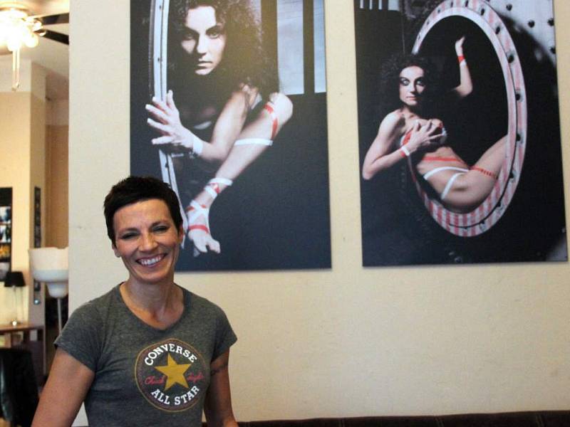 Dvě přerovské fotografky – Iveta Juchelková (na snímku) a Zuzana Bobovníková  vystavují v kavárně Echo v Přerově