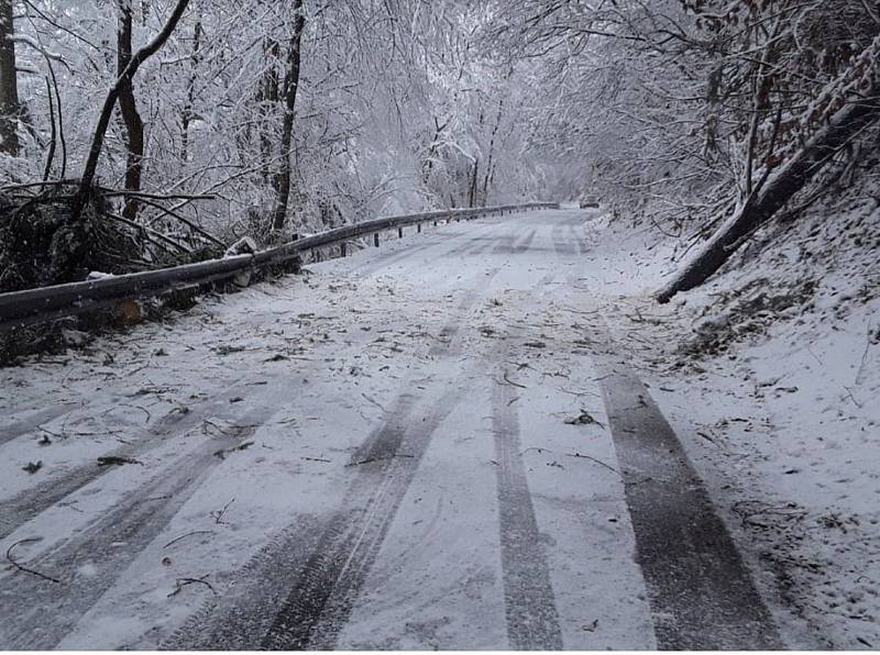 Sněhová nadílka i v neděli potrápila řidiče v Olomouckém kraji. Hasiči zasahovali u bezmála dvou desítek nehod.