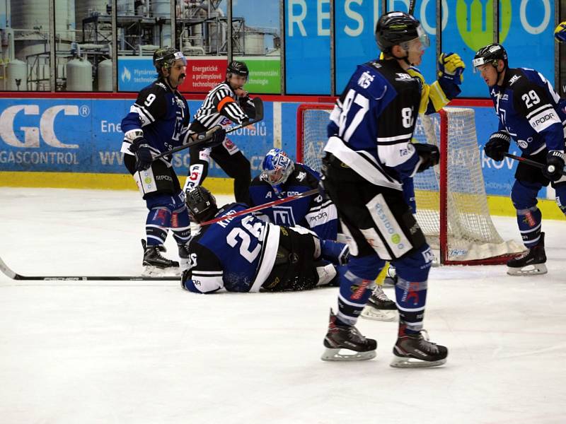 Hokejisté HC Zubr Přerov (ve žlutém) na ledě AZ Residomo Havířov