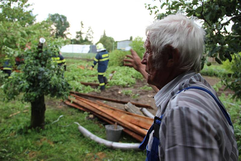 Poničené střechy rodinných domů, vyvrácené stromy a trámy, které se rozletěly jako třísky do okolí. Tak to vypadalo v pátek odpoledne v Uhřičicích na Kojetínsku, kterými se prohnala silná vichřice