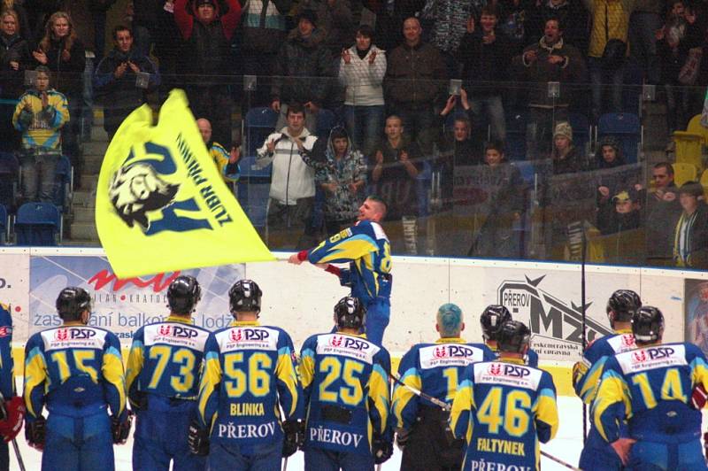 Přerovský obránce Jakub Ferenc rozhodl v prodloužení druhého semifinále o vítězství Zubrů 4:3. Série je tedy srovnána.