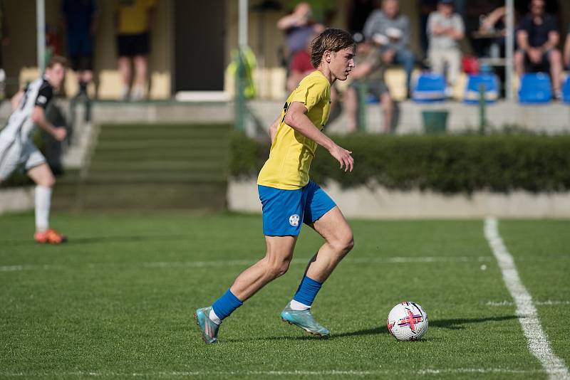 Fotbalisté FK Kozlovice (ve žlutém) proti 1. HFK Olomouc. Dominik Skopal