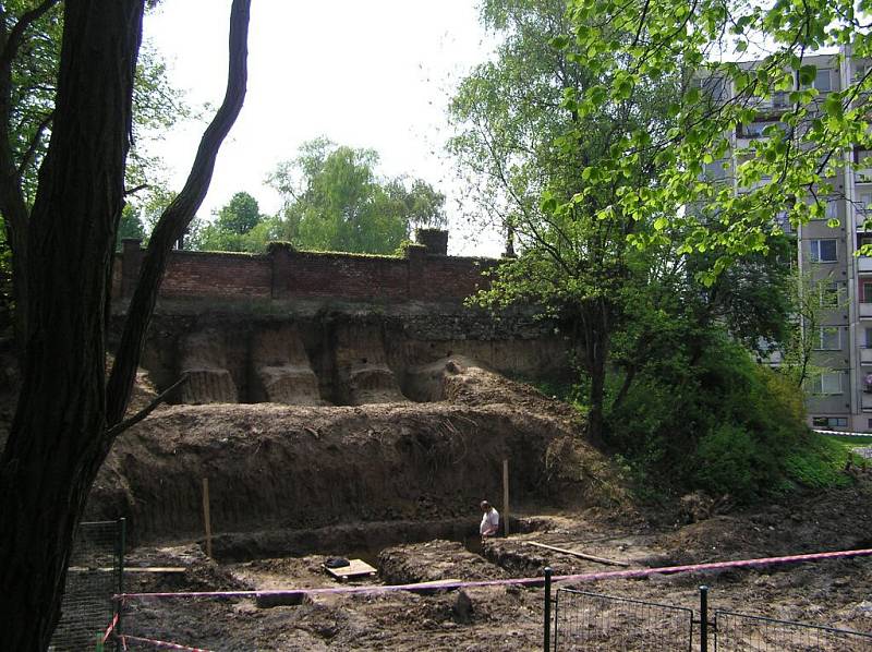 Severozápadní nároží hřbitova, kterého se výstavba panelového sídliště nedotkla, takže jde stále o kus starého Předmostí. V roce 2006 zde vznikl Památník lovců mamutů – takto vypadala postupná proměna této lokality.