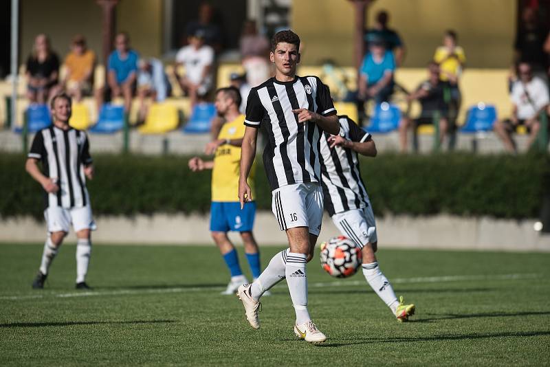 Fotbalisté FK Kozlovice (ve žlutém) proti SFK ELKO Holešov.