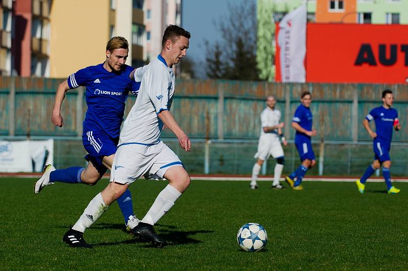 Fotbalisté Přerova (v bílém) v utkání s Rýmařovem.