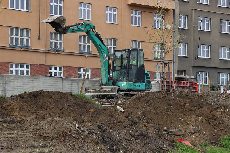 Stavba protipovodňové zídky na nábřeží Edvarda Beneše v Přerově. Konec dubna 2017