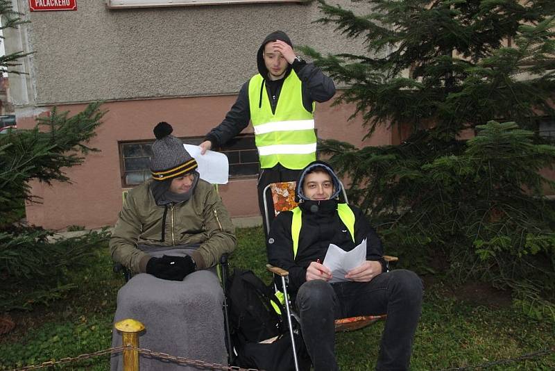 Studenty v reflexních vestách, kteří zjišťovali hustotu provozu, ale také chování řidičů a chodců, mohli potkávat ve středu na třinácti stanovištích Přerované.