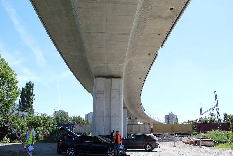 Stavba estakády nad železniční tratí v Předmostí, 30. 7. 2020