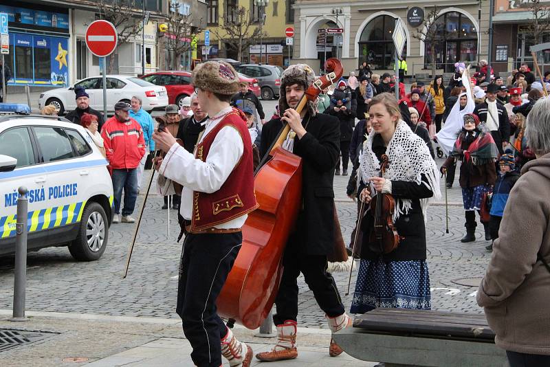 Přerovem prošel masopustní průvod. Nechyběli stárek se stárkovou, medvěd i smrtka.