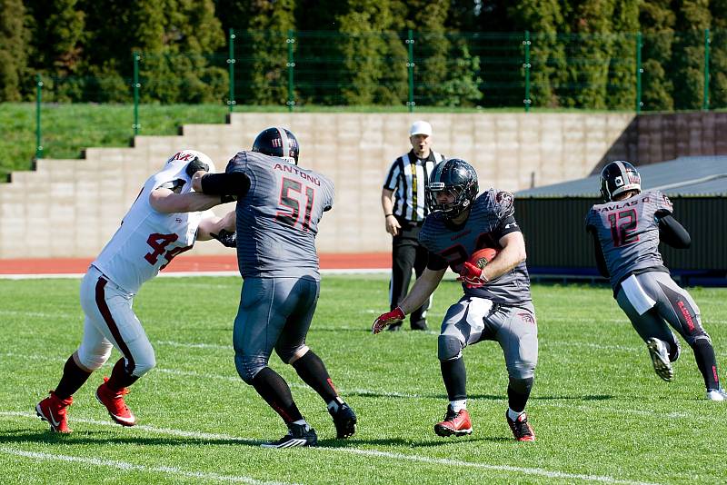 Přerov Mammoths (v bílém) vs. Vysočina Gladiators ve 2. lize amerického fotbalu.