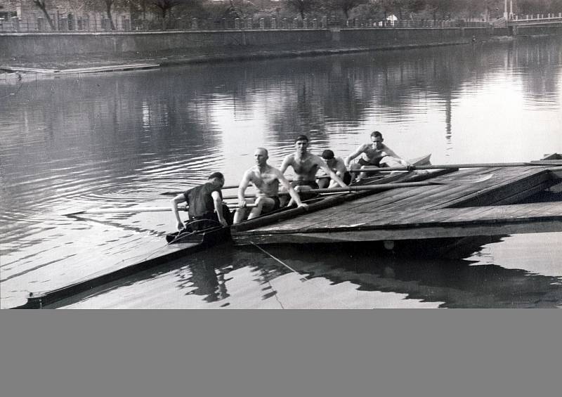 Veslování v Přerově slaví 90 let. Michno, Zapadlo, Heinz, Langer, Skopal poprvé na závodní lodi v roce 1937.