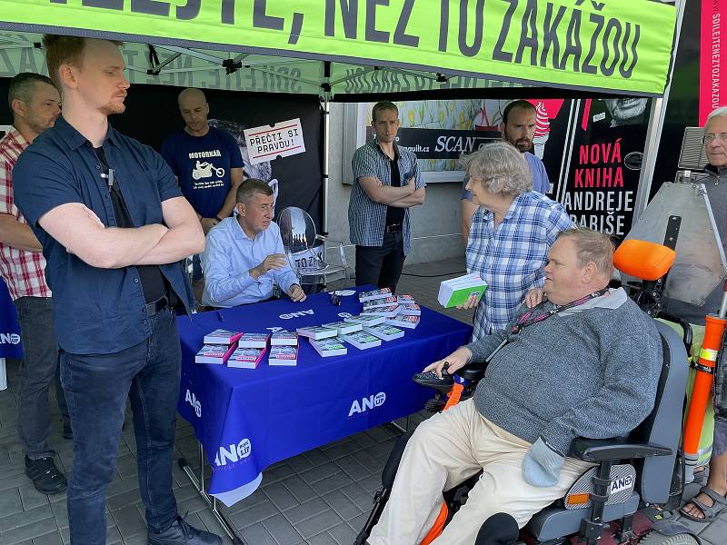 Premiér Andrej Babiš (ANO) v sobotu 21. srpna 2021 dopoledne v Přerově podepisoval svoji novou knihu, fotil se s fanoušky a rozdával zmrzlinu. Předvolební setkání narušil hlasitý protest zástupců přerovské pobočky Konfederace politických vězňů (KPV)