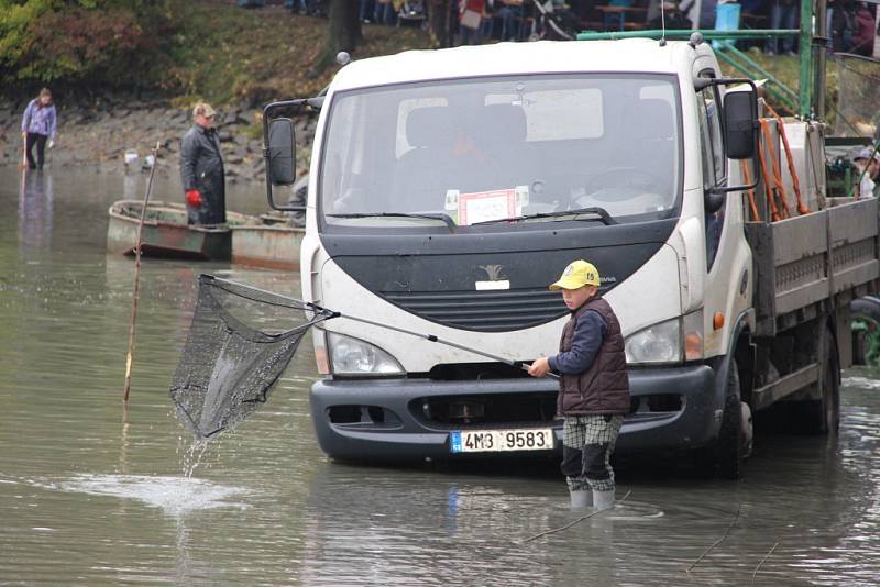 Tisíce lidí zamířily v sobotu na výlov Hradeckého rybníka do Tovačova.