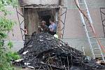 Hasiči likvidovali následky požáru rodinného domu v Jezernici, při kterém uhořela pravděpodobně jeho majitelka, celou sobotu. Práce vyšetřovatelů budou pokračovat i v neděli.