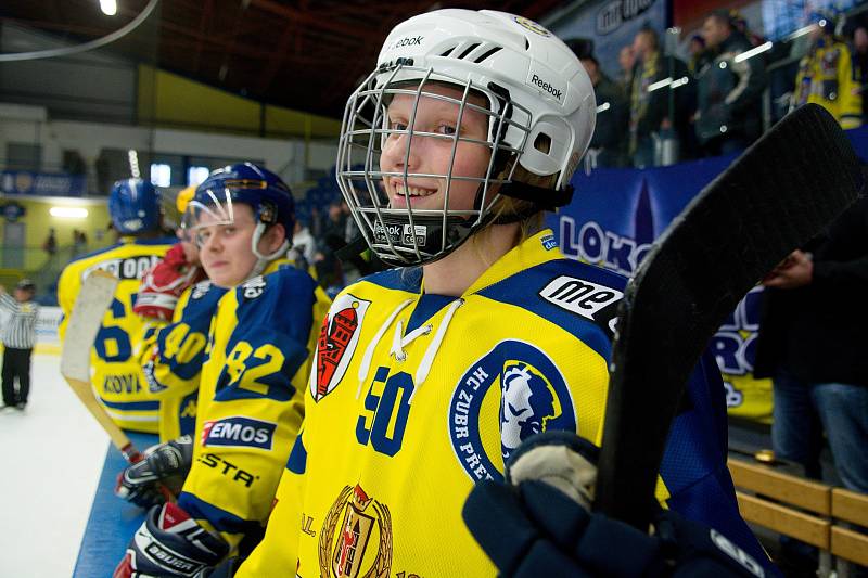 Hokejisté HC Zubr Přerov (v modrém) v "Posledním špílu sezony" profi sým fanouškům. Foto: Deník/Jan Pořízek