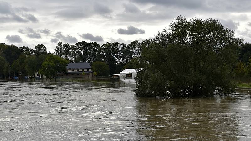 Rozvodněná Morava v Kojetíně, zaplavila třeba i fotbalové hřiště nebo loděnici. 15.10. 2020