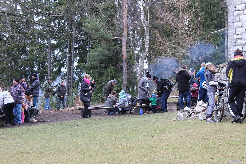 V rozhledně funguje i občerstvení, kde zájemci mohou nakoupit buřty nebo klobásu k opečení, vyjít na vyhlídkovou plošinu a rozhlédnout se po krajině a také si oddechnout v teple.