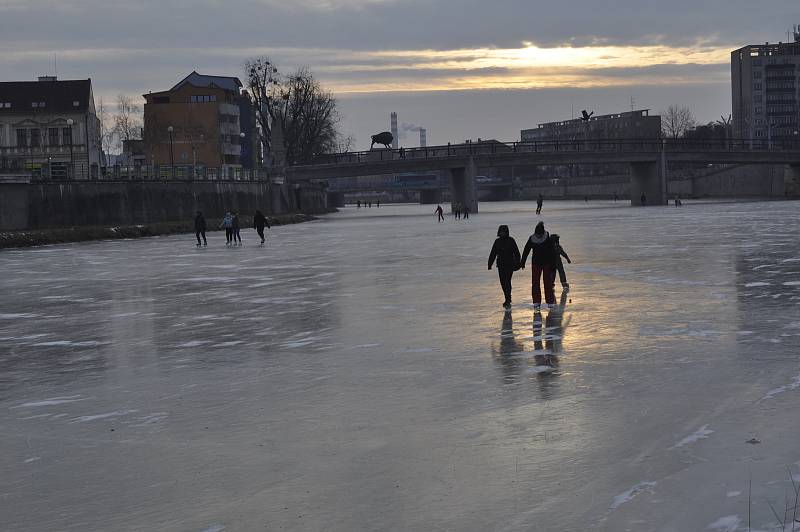 Bruslení na zamrzlé Bečvě v Přerově 5. března 2018