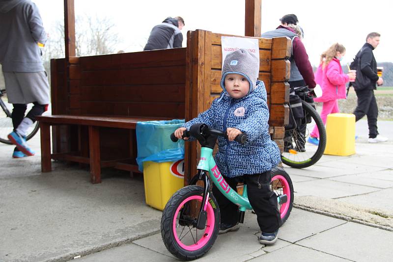 Osecký "Jadran" se stal oblíbenou zastávkou cyklistů, bruslařů i pěších, kteří vyrazili o velikonočních svátcích do přírody.